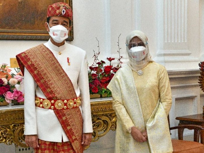 Kenakan Pakaian Adat Lampung saat Upacara, Jokowi: Kita Sungguh Kaya akan Budaya