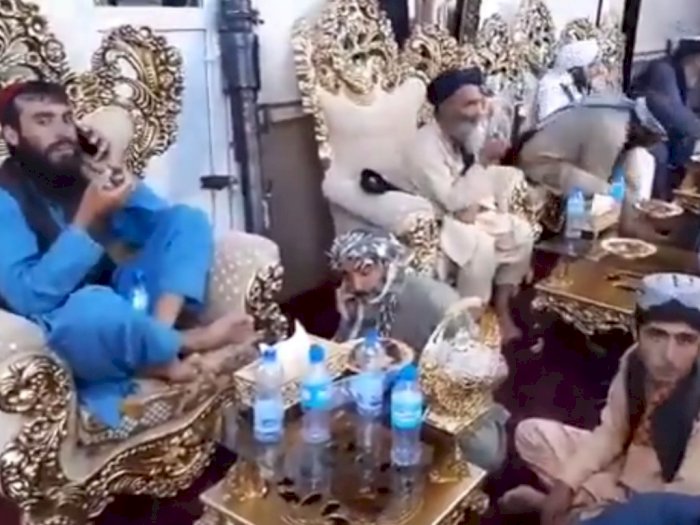 Anggota Taliban Bersantai di Rumah Panglima Perang Afghanistan yang Berlapis Emas