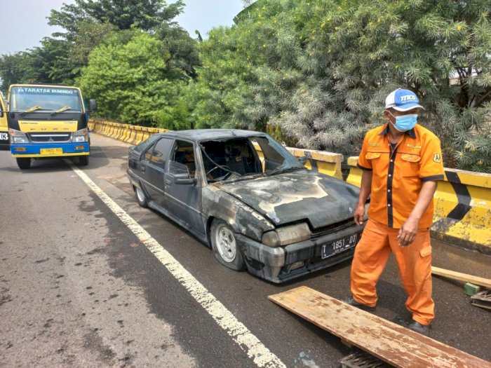 Viral Sedan Citroen Ludes Terbakar di Tol Dalam Kota karena Korsleting Listrik