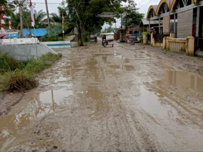 Memprihatinkan! Kondisi Jalan di Desa Padang Tualang Langkat Penuh Lumpur dan Licin