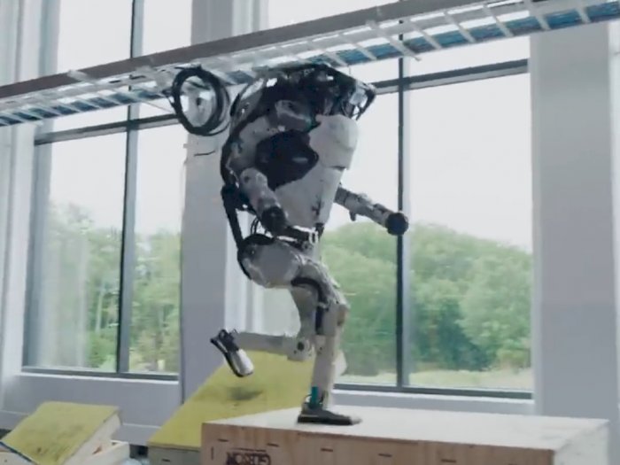 Ketika Robot Atlas Besutan Boston Dynamics Lakukan Aksi Parkour Seperti Manusia!