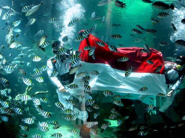 FOTO: Pengibaran Bendera Bawah Air di Bali