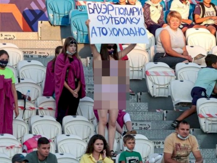 Aksi Caper Wanita Fans Klub Rusia, Buka Baju di Tribun untuk Minta Jersey Pemain 