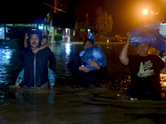 FOTO: Evakuasi Mandiri Akibat Banjir di Padang