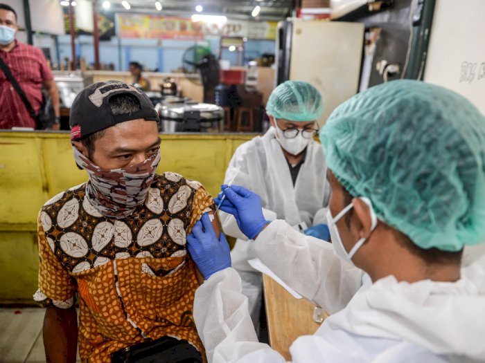 FOTO: Vaksinasi Malam Hari Bagi Warga Jakarta