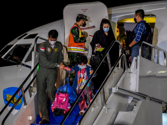 Menlu Retno Langsung Sambut WNI yang Baru Dievakuasi dari Afghanistan di Jakarta
