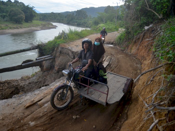 FOTO: Jalan Amblas Akibat Abrasi Sungai Batang Anai