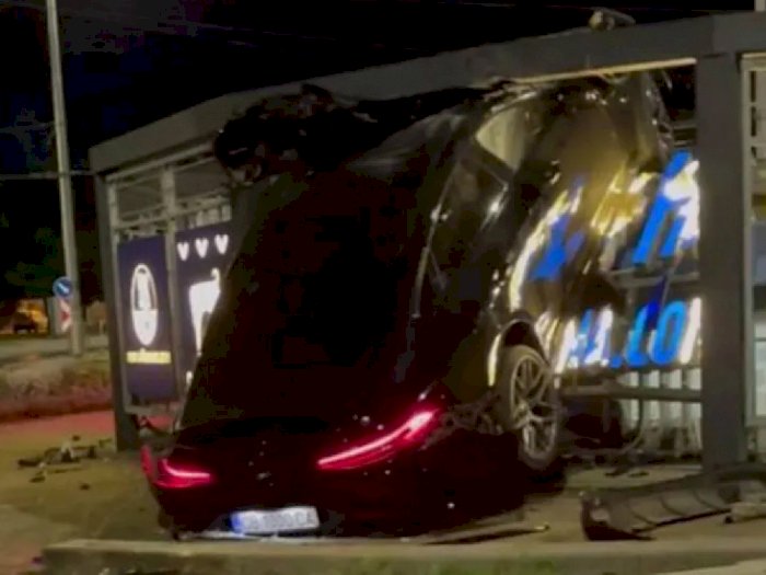 Mercedes-AMG GT Alami Kecelakaan di Bulgaria, Tabrak Halte Bus Hingga Terangkat!