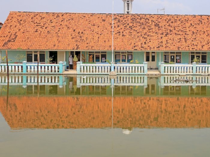 FOTO: Sekolah Terdampak Banjir Rob di Indramayu