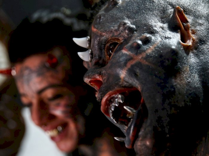 FOTO: Seniman Tato Brasil Mengubah Tubuhnya Menjadi Iblis