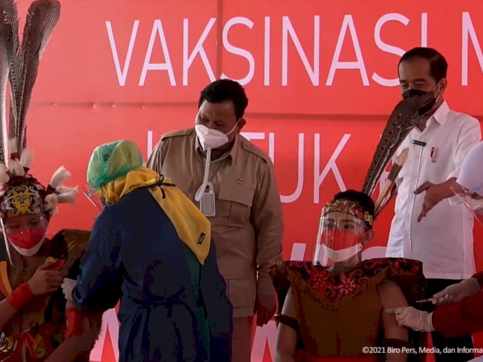 Ditemani Prabowo, Jokowi Tinjau Vaksinasi Covid-19 untuk Pelajar di Samarinda