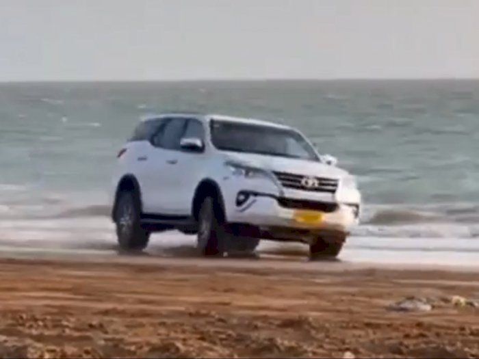Ugal-Ugalan Saat Berkendara di Pantai, Mobil Fortuner Ini Berakhir Terbalik