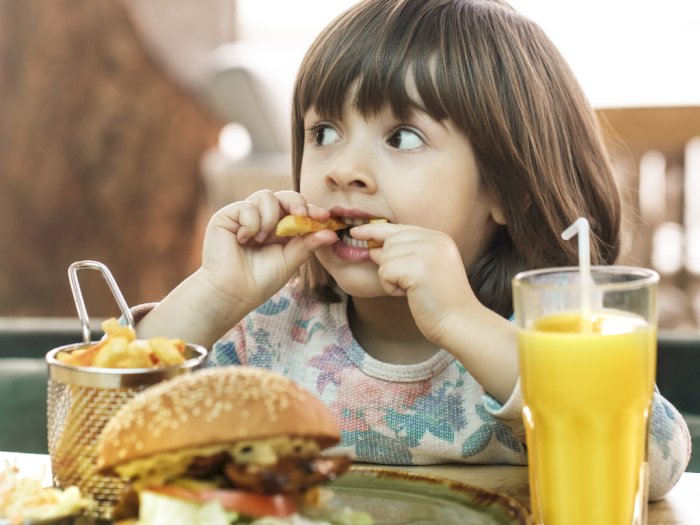 Studi: Berat Badan Anak-anak Naik Selama Pandemi karena Konsumsi Junk Food