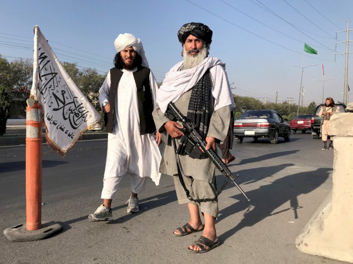 Ternyata Ini Model Sneaker Putih yang Dipakai Anggota Taliban!