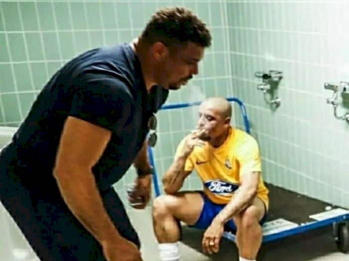 Beredar Foto Ronaldo Brazil & Roberto Carlos Merokok di Toilet, Netizen: Kayak Anak SMA