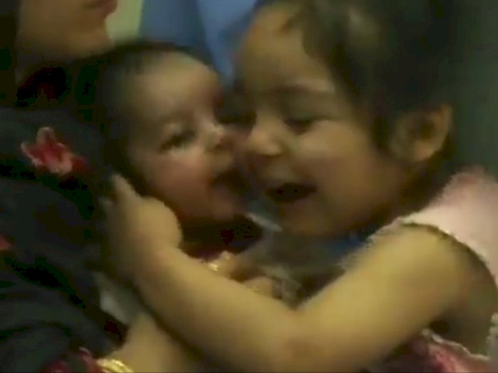 Bikin Haru, Video Gadis Cium Bayi Setelah Keluarganya Dievakuasi dari Afghanistan Viral