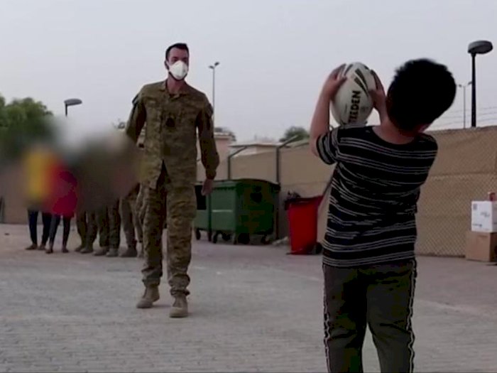 Tentara Australia Bermain dan Ajari Olahraga Anak-anak Afghanistan yang Dievakuasi