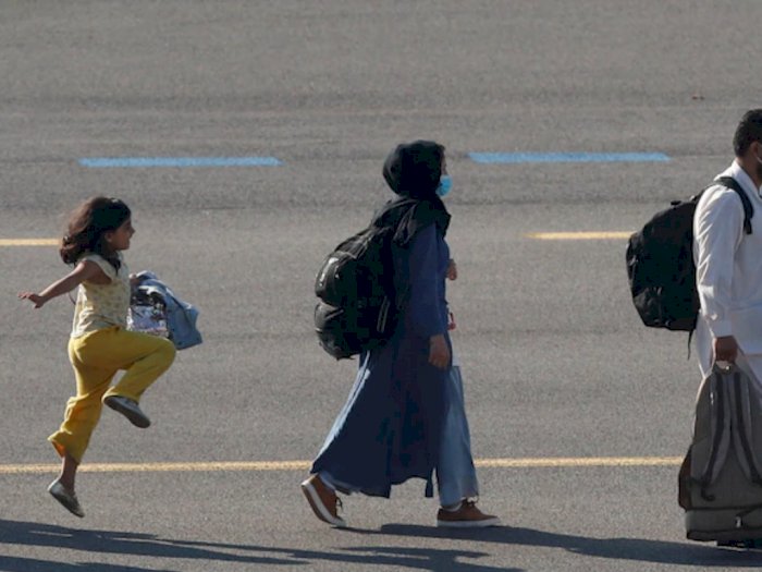 Berhasil Keluar dari Afghanistan, Potret Gadis Kecil Melompat di Bandara Ini Bikin Terharu