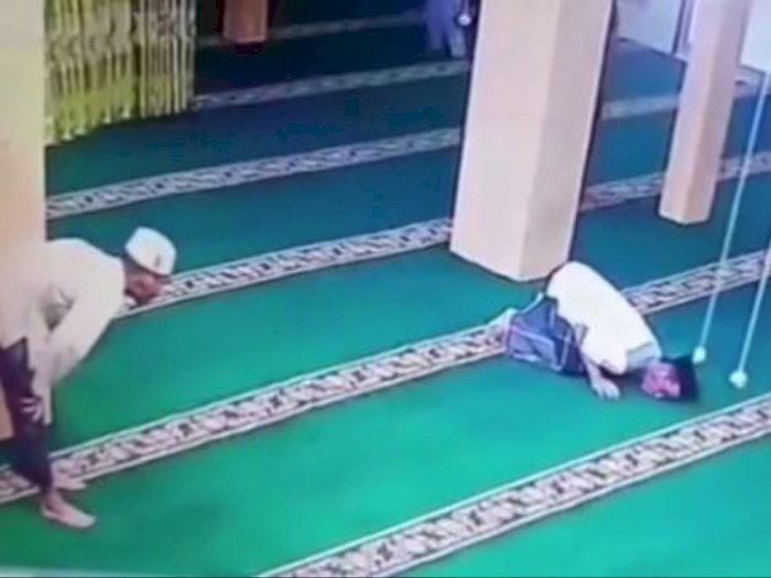 Viral di Medsos, Lelaki Paruh Baya Meninggal Dunia saat Salat di Masjid Tanjungbalai