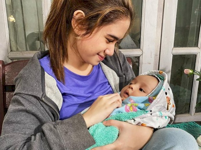 Tissa Biani Telaten Gendong Bayi, Netizen Malah Salfok Lihat Ekspresi Bayinya