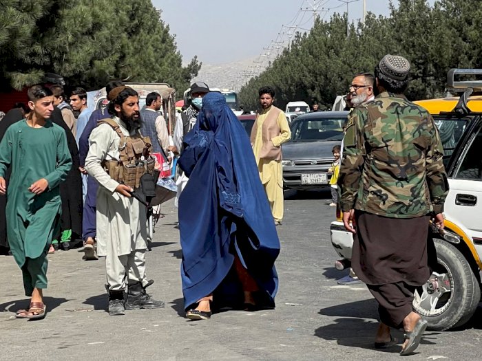 FOTO: Taliban Memblokir Jalan ke Bandara Kabul
