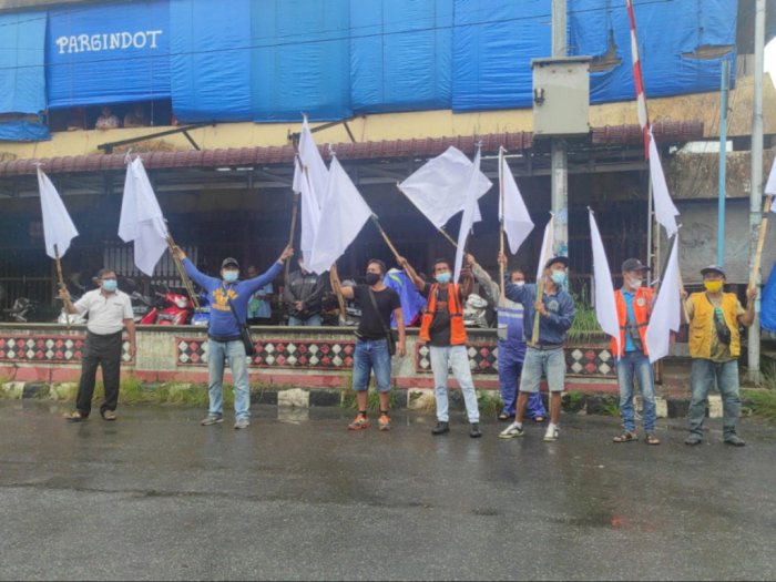 Tak Sanggup Hadapi PPKM, Puluhan Pedagang Pasar Horas Angkat Bendera Putih