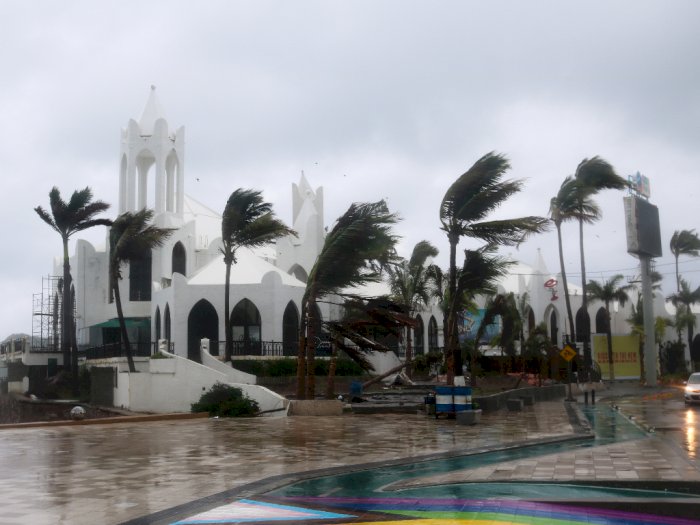 FOTO: Badai Nora Menghantam Pantai Meksiko