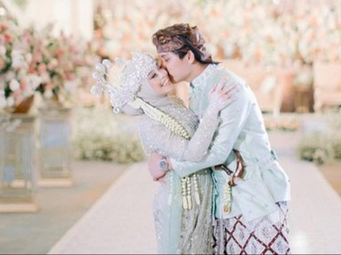 Lesty Kejora dan Rizky Billar Potong Kue Pernikahan, Netizen: Kasihan Kuenya!