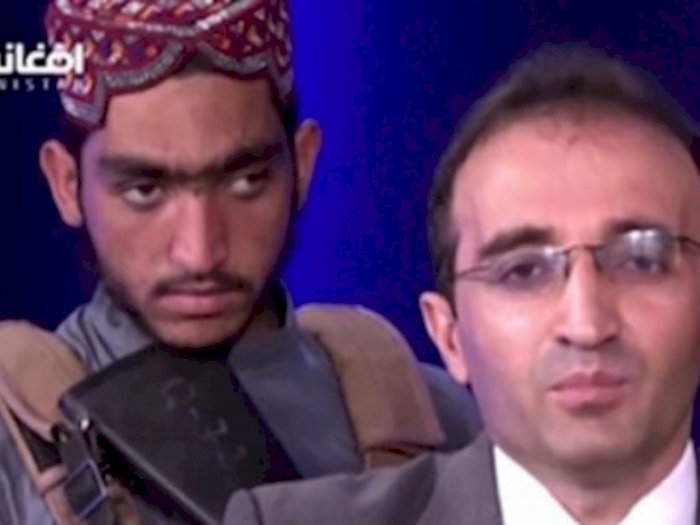  Pembawa Acara Berita di Afghanistan Ketakutan Dikeliling Anggota Taliban, Cuma Settingan?