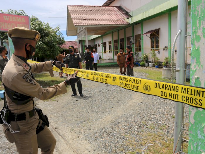FOTO: Penyegelan Penginapan Pelanggar Qanun Syariat Islam di Aceh Barat