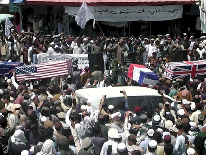 Rayakan Kepergian Pasukan AS, Pendukung Taliban Arak  Peti Mati Berbendera AS