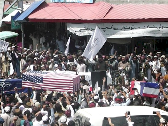 Rayakan Kekuasaan di Afghanistan, Taliban Bungkus Peti Mati dengan Bendera AS 