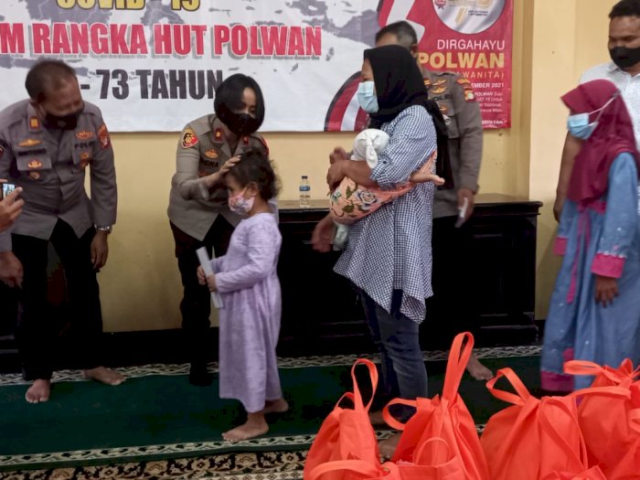 HUT Polwan ke-73 di Jakbar, Kapolsek Wanita Ini Berbagi Kasih Ke Anak Yatim