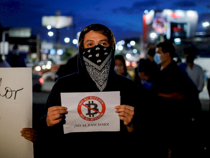 FOTO: Protes Menentang Penggunaan Bitcoin Sebagai Alat Pembayaran di El Salvador