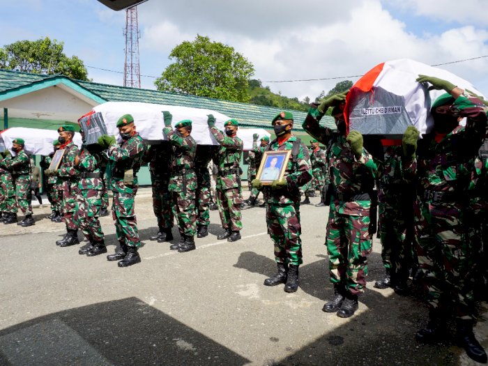 FOTO: Pemberangkatan Jenazah Prajurit TNI di Papua Barat