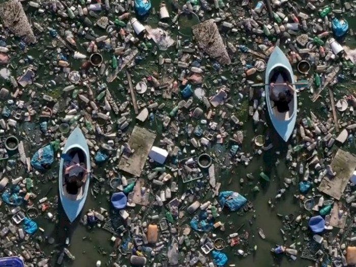 Video Seseorang Mendayung di Laut Dipenuhi Sampah Plastik, Netizen Prihatin: Duh Manusia!
