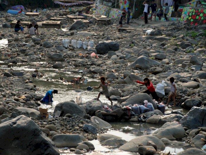 FOTO: Debit Air Sungai Ciliwung Menyusut