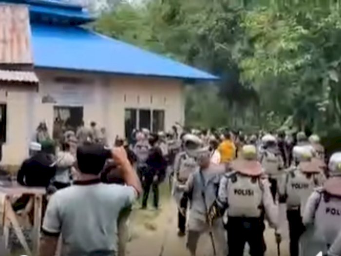 Mencekam, Kelompok Berkopiah Merusak Rumah Ibadah Ahmadiyah di Sintang
