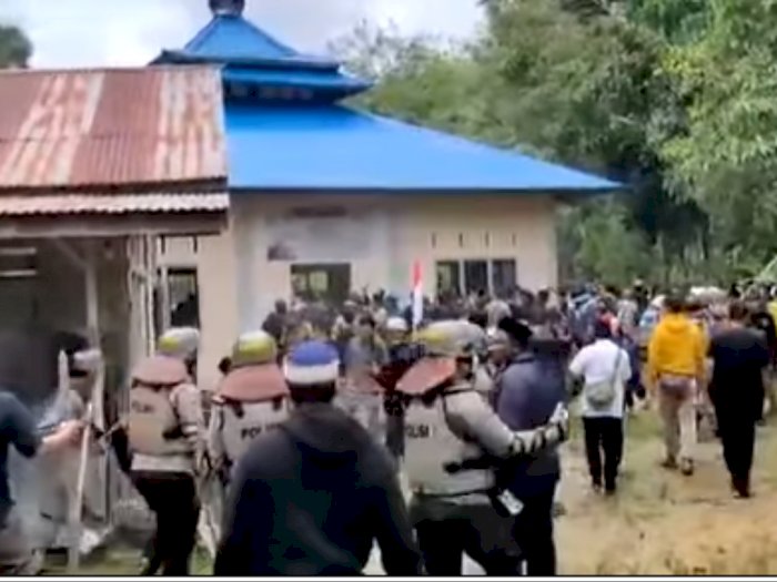 Miris, Kelompok Berpeci Hancurkan Masjid Ahmadiyah Sintang, Polisi & Tentara Hanya Melihat