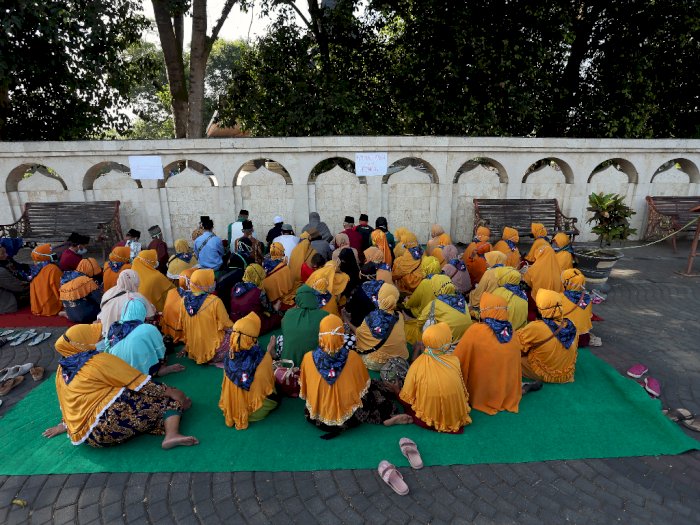 FOTO: Peziarah Makam Presiden Soekarno Berdoa di Depan Pagar