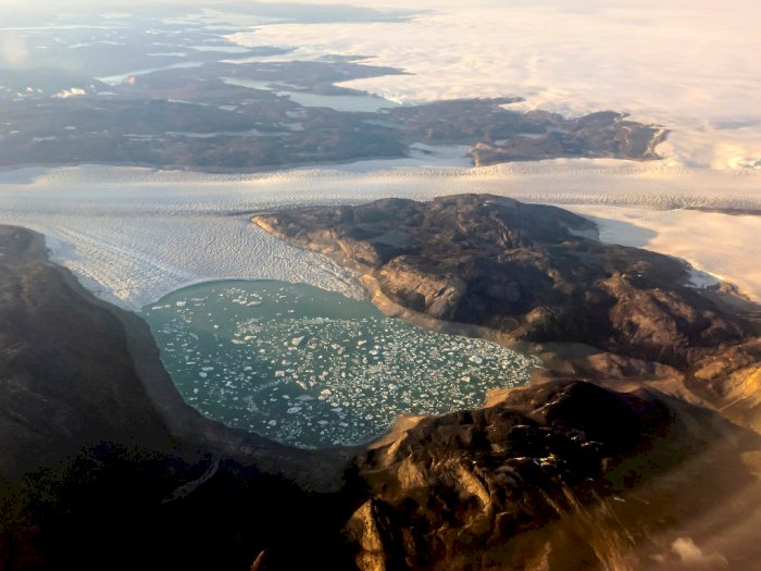 FOTO: Es Gletser di Greenland Mencair