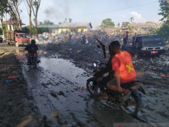 Sampah Tak Tertampung Lagi di TPA, Jalan di Pematang Siantar Berubah Jadi Kubangan