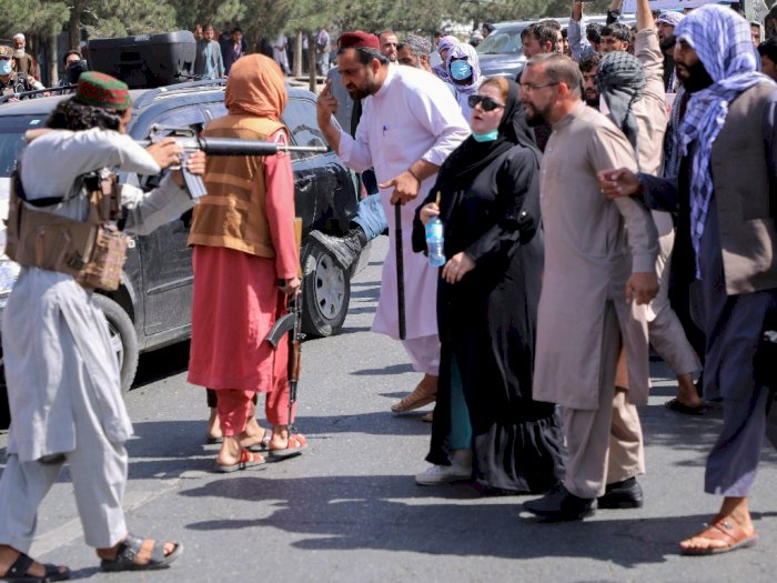 Aksi Berani Wanita Afghanistan Hadapi Anggota Taliban yang Todongkan Senjata ke Arahnya