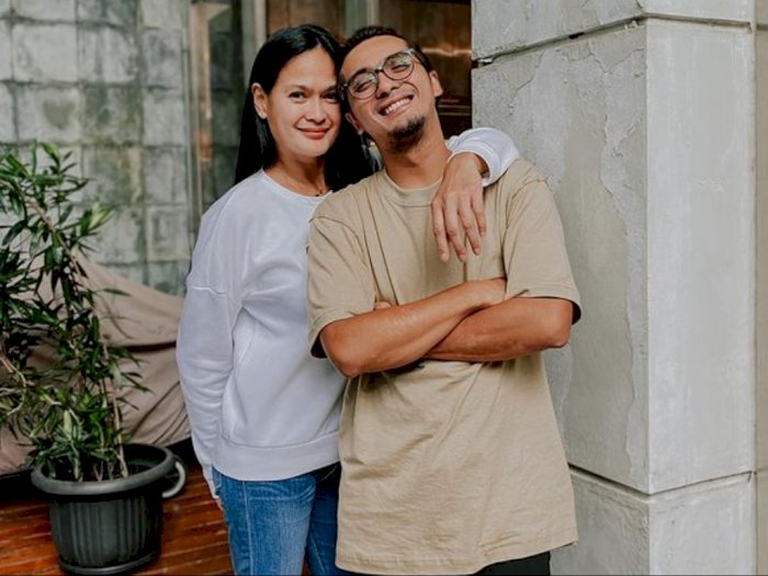 Menolak Tua, Potret Ricky Harun Bareng Ibunya Tuai Pujian: Kayak Kakak Adik