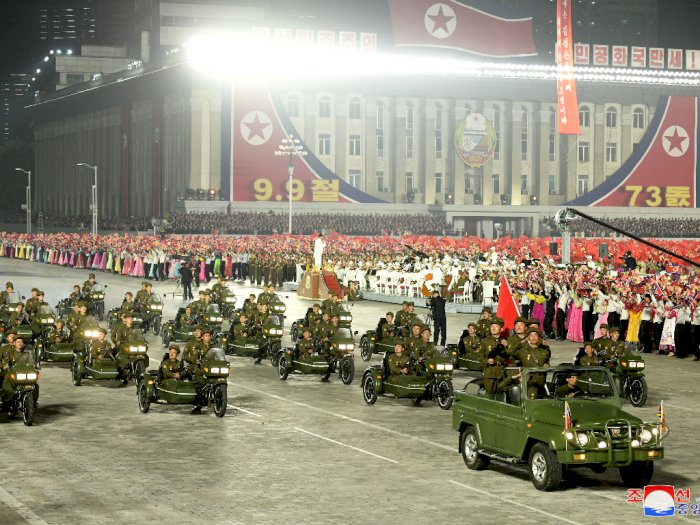 FOTO: Rayakan HUT ke-73, Korea Utara Gelar Parade Militer