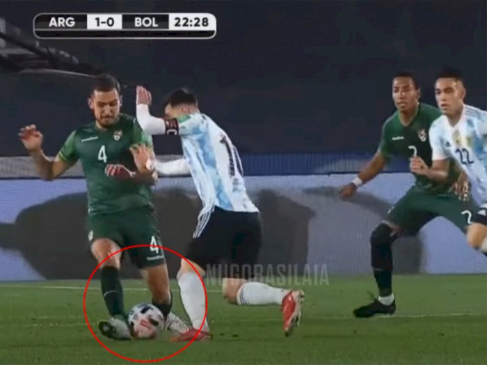 Detik-detik Nutmeg Messi 'Ngolongin' Bek Lawan Sebelum Cetak Gol Indah ke Gawang Bolivia