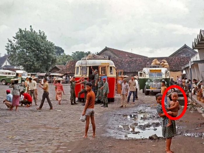 Viral Foto Jadul Warga di Magelang Tahun 1971, Netizen Malah Salfok sama Bayi Digendong