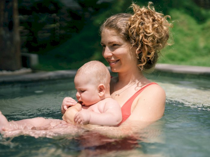 5 Manfaat Berenang pada Bayi, Bisa dari Usia 6 Bulan