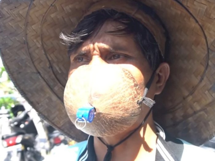 Juru Parkir di Bali Ini Pakai Masker dari Batok Kelapa, Letakkan Peluit di Tengah Masker