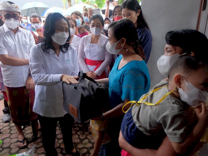 FOTO: Penyerahan Bantuan Bagi Anak dan Perempuan Kepala Keluarga Terdampak Pandemi